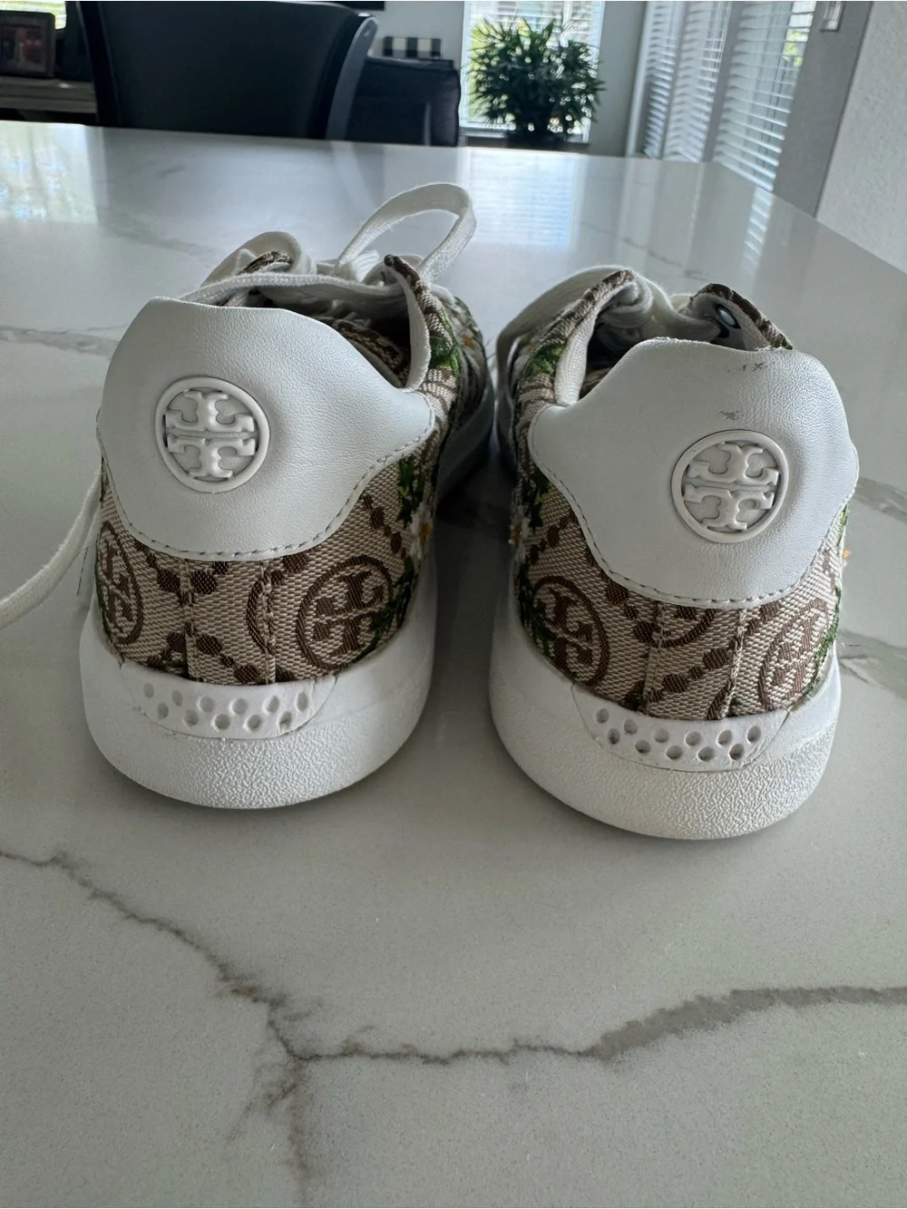 Tory Burch Howell T Monogram Daisy Embroidered Sneakers Size 7
